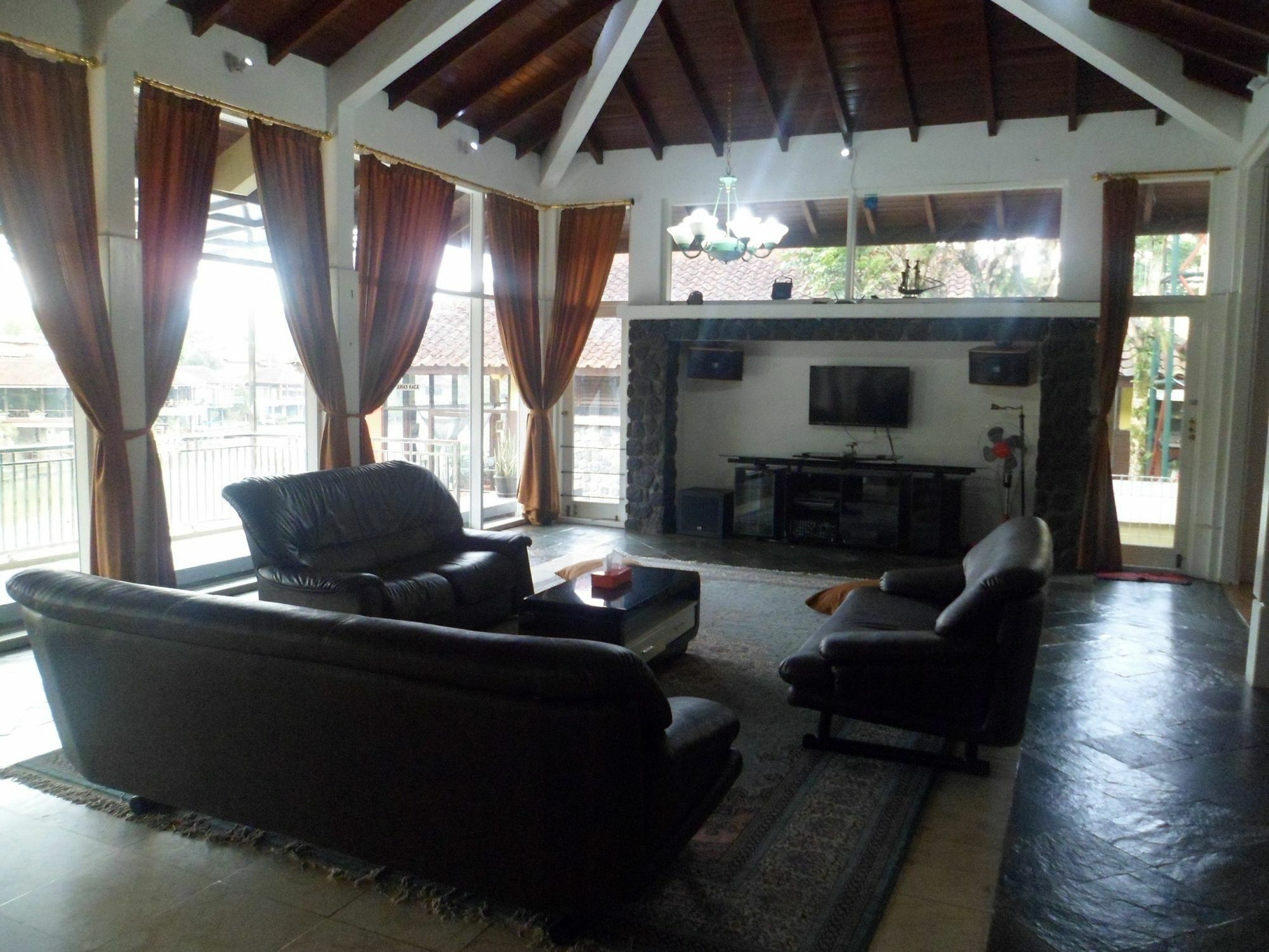 Villa Bukit Danau Cipanas  Eksteriør billede
